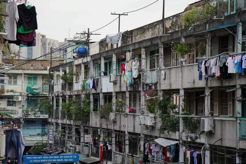 Đường hẻm trước nhà